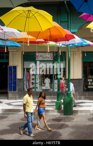 Regenschirm Art Display auf Straße in der Caudan Waterfront, Port Luis, Mauritius Stockfoto