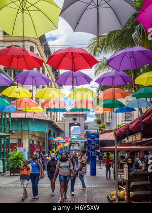 Regenschirm Art Display auf Straße in der Caudan Waterfront, Port Luis, Mauritius Stockfoto