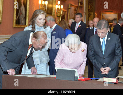 Königin Elizabeth II (2. von rechts) der Duke of Edinburgh (links) und die kolumbianische Präsident Juan Manuel Santos (rechts) und seine Frau Maria Clemencia Rodriguez de Santos (2. von links) schauen Sie sich ein Display besuchen Sir Winston Churchill Andenken ein Teil der kolumbianischen aus der königlichen Sammlung im Bild Gallery des Buckingham Palace London zu Beginn seines offiziellen Staates Elemente in das Vereinigte Königreich. Stockfoto