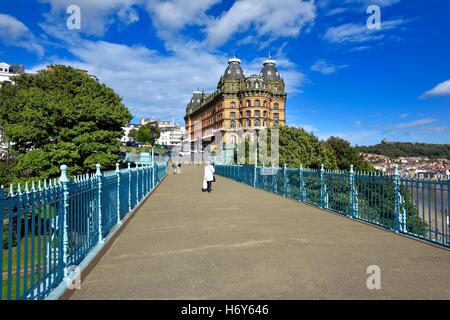 Die Spa-Fußgängerbrücke mit dem grand Hotel in den Hintergrund, Scarborough, North Yorkshire, England UK Stockfoto