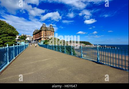 Die Spa-Fußgängerbrücke mit dem grand Hotel in den Hintergrund, Scarborough, North Yorkshire, England UK Stockfoto