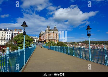 Die Spa-Fußgängerbrücke mit dem grand Hotel in den Hintergrund, Scarborough, North Yorkshire, England UK Stockfoto