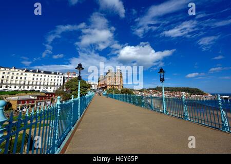 Die Spa-Fußgängerbrücke mit dem grand Hotel in den Hintergrund, Scarborough, North Yorkshire, England UK Stockfoto