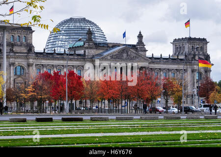 Berlin, Mitte. Reichstag im Herbst. Deutschen Bundestag Bundestag, Norman Foster Dome, bunte Bäume Stockfoto