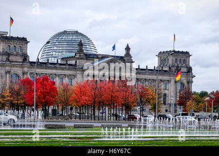 Berlin, Mitte. Reichstag Regierungsgebäude im Herbst. Deutschen Bundestag Bundestag, Norman Foster Kuppel Stockfoto