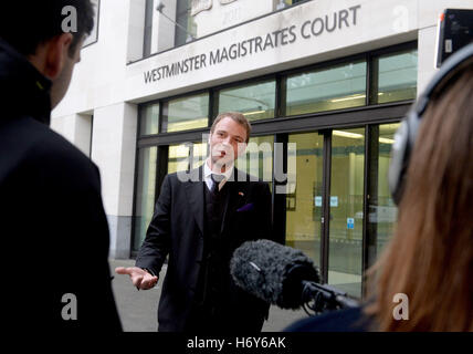 Paul Wright spricht mit den Medien vor dem Westminster Magistrates' Court in London, wo der britische Vater einem Gericht sagte, dass er riskiere, sein "Familienleben und seine Freiheit" zu verlieren, während er gegen die Auslieferung nach Griechenland kämpft, um seine Rolle bei einem Autounfall im Urlaub vor 13 Jahren zu übernehmen. Stockfoto