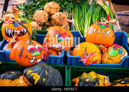 Türkische Gemüse Marktstand verkaufen Halloween Kürbisse, Maybachufer, Kreuzberg, Berlin Stockfoto