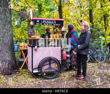 Türkischer markt Stände, heiße und kalte Getränke unter Gelb herbstliche Bäume im Herbst, Kreuzberg, Berlin Stockfoto