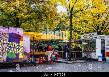 Türkische Straße Marktstände Verkauf von frischen Produkten unter Gelb herbstliche Bäume im Herbst, Kreuzberg, Berlin Stockfoto