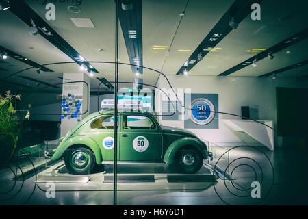 VW Käfer Oldtimer im Showroom von motor Händler Werbung 50 Jahre Auto leasing - Berlin, Deutschland Stockfoto