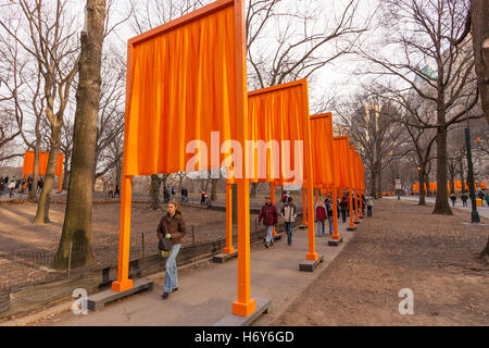 NEW YORK, NEW YORK, USA - "The Gates" Kunst im öffentlichen Raum Installation im Central Park von Künstlern Christo und Jean-Claude. Stockfoto