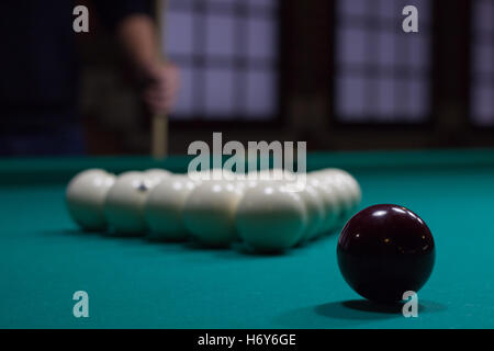 Russisches Billard, schwarzen und weißen Kugeln am grünen Tisch Stockfoto