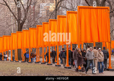 NEW YORK, NEW YORK, USA - "The Gates" Kunst im öffentlichen Raum Installation im Central Park von Künstlern Christo und Jean-Claude. Stockfoto