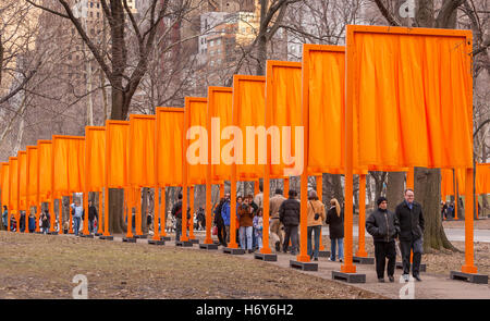 NEW YORK, NEW YORK, USA - "The Gates" Kunst im öffentlichen Raum Installation im Central Park von Künstlern Christo und Jean-Claude. Stockfoto