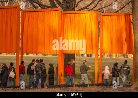 NEW YORK, NEW YORK, USA - "The Gates" Kunst im öffentlichen Raum Installation im Central Park von Künstlern Christo und Jean-Claude. Stockfoto