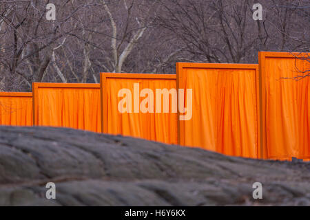 NEW YORK, NEW YORK, USA - "The Gates" Kunst im öffentlichen Raum Installation im Central Park von Künstlern Christo und Jean-Claude. Stockfoto