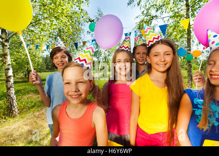 Lächelnde Kinder in Partyhüte feiert Geburtstag Stockfoto