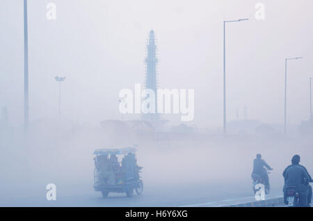 Ein Blick auf die ersten Nebel Wetter gesehen. Nebel decken in Lahore, die Reduzierung der Sichtbarkeit, die mehrere Teile des Punjab abgedeckt. Nebel weiter im Griff der nebligen Wetter am Dienstag, den Alltag als weniger-Sichtbarkeit verursacht Verlangsamung der Fahrzeugverkehr Bewegung behindern. Stockfoto