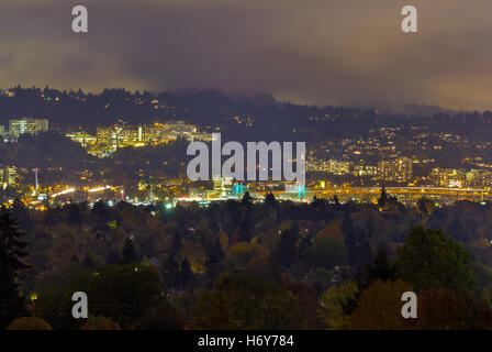 Marquam Hügel Susanne überqueren und Marquam Bridge in Portland Oregon während fallen Saison einer Nacht und Nebel Stockfoto