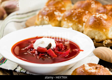 Traditionelle ukrainische rote Bete Suppe - rote Borschtsch und Knödel mit Knoblauch Stockfoto