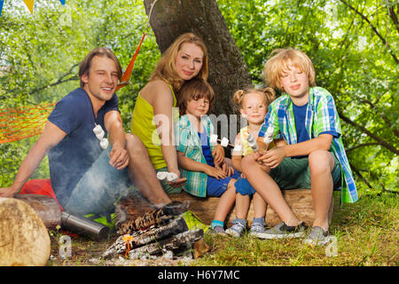 Glückliche Familie erholend und Rösten Eibisch Stockfoto