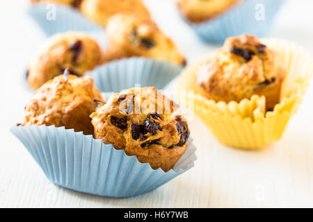 Frisch gebackene Cranberry Mini-Muffins in ein blaues Papier Formen Stockfoto
