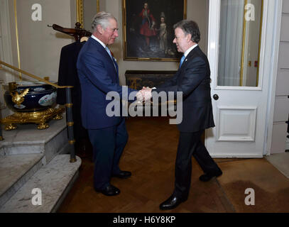 Kolumbiens Präsident Juan Manuel Santos (rechts) wird von der Prince Of Wales am Clarence House in London, am zweiten Tag ihrer offiziellen Staatsbesuch nach Großbritannien begrüßt. Stockfoto