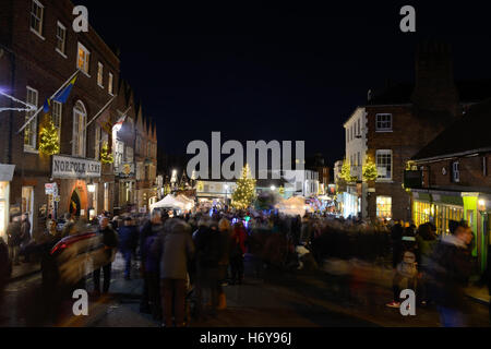 Menschen füllen die Straßen während der Arundel von Candlelight Weihnachts-Event in der Stadt Arundel in West Sussex, England. Stockfoto