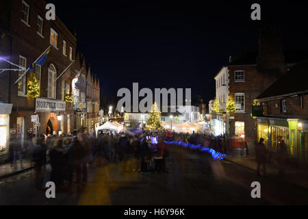 Menschen füllen die Straßen während der Arundel von Candlelight Weihnachts-Event in der Stadt Arundel in West Sussex, England. Stockfoto