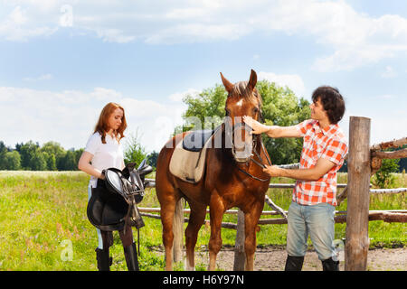 Glückliche Reiter Reiten ihre Pferde vorbereiten Stockfoto