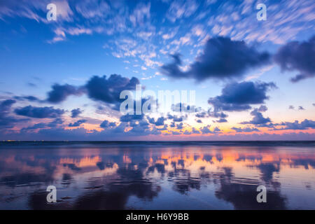 Sonnenuntergang am Strand von Baga. Goa Stockfoto