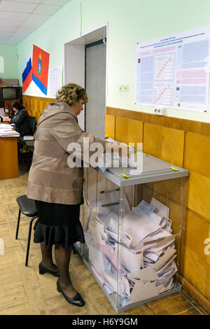 Orel, Russland - 18. September 2016: Frau steckt den Stimmzettel in die Wahlurne in den Wahllokalen am Tag der Wahlen zur St Stockfoto