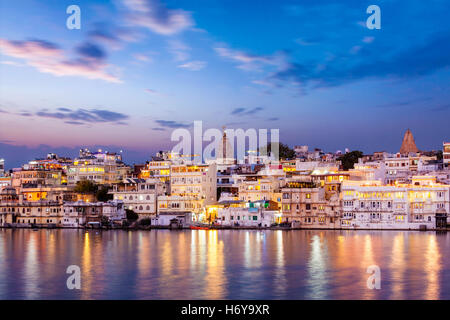 Abends Blick auf beleuchtete Häuser am Pichola-See in Udaipur Stockfoto