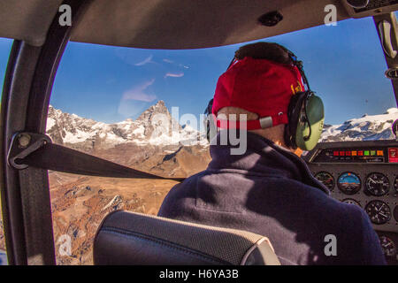 Helles Flugzeug Flug vom Flughafen Aosta, Aostatal, Italien. Cervino Berg (aka Matterhorn) im Hinblick auf der linken Seite. Stockfoto