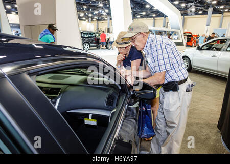 Miami Beach Florida, Convention Center, Zentrum, innen, Internationale Auto Show, neue Modelle, Shopping Shopper Shopper Shop Shops Markt Märkte ma Stockfoto