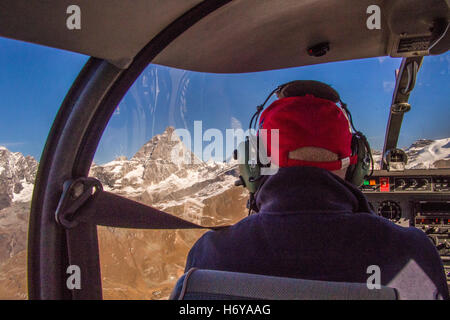 Helles Flugzeug Flug vom Flughafen Aosta, Aostatal, Italien. Cervino Berg (aka Matterhorn) im Hinblick auf der linken Seite. Stockfoto