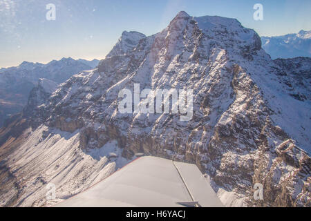 Berge und Landschaften wie aus einem Leichtflugzeug-Flug vom Flughafen Aosta, Aostatal, Italien zu sehen. Stockfoto