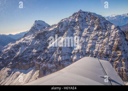 Berge und Landschaften wie aus einem Leichtflugzeug-Flug vom Flughafen Aosta, Aostatal, Italien zu sehen. Stockfoto