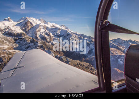 Berge und Landschaften wie aus einem Leichtflugzeug-Flug vom Flughafen Aosta, Aostatal, Italien zu sehen. Stockfoto