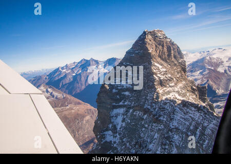 Berge und Landschaften wie aus einem Leichtflugzeug-Flug vom Flughafen Aosta, Aostatal, Italien zu sehen. Stockfoto