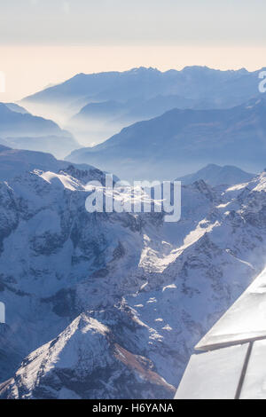 Berge und Landschaften wie aus einem Leichtflugzeug-Flug vom Flughafen Aosta, Aostatal, Italien zu sehen. Stockfoto