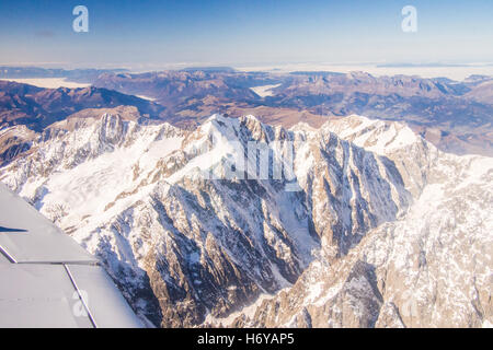 Berge und Landschaften wie aus einem Leichtflugzeug-Flug vom Flughafen Aosta, Aostatal, Italien zu sehen. Stockfoto