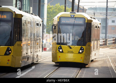 Manchester Metrolonk Straßenbahnen vorbei Annäherung an der zweiten Kreuzung Peter Street Square Straßenbahn Metrolink Licht Schiene schnelle pendeln Stockfoto