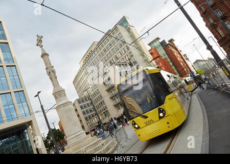 Manchester Metrolonk Straßenbahnen vorbei Annäherung an der zweiten Kreuzung Peter Street Square Straßenbahn Metrolink Licht Schiene schnelle pendeln Stockfoto