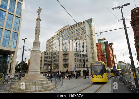 Manchester Metrolonk Straßenbahnen vorbei Annäherung an der zweiten Kreuzung Peter Street Square Straßenbahn Metrolink Licht Schiene schnelle pendeln Stockfoto