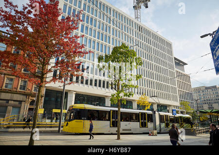 Manchester Metrolonk Straßenbahnen vorbei zweiten Kreuzung Peter Street Square Straßenbahn Metrolink Licht Schiene schnelle Pendler Dorfbe Stockfoto