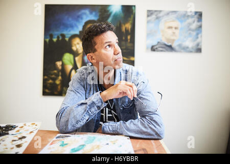 Künstler Michael Browne im Atelier Kunstwerk kreativ Kunst Kunstmaler Gemälde gemalt künstlerische klassische Fußball-Promi-Mann Stockfoto