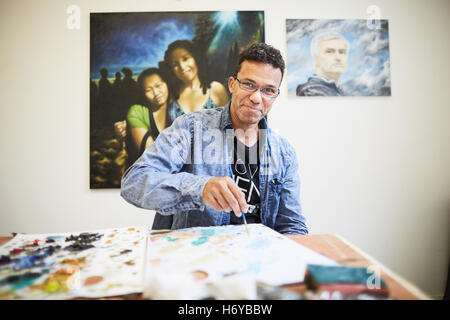 Künstler Michael Browne im Atelier Kunstwerk kreativ Kunst Kunstmaler Gemälde gemalt künstlerische klassische Fußball-Promi-Mann Stockfoto