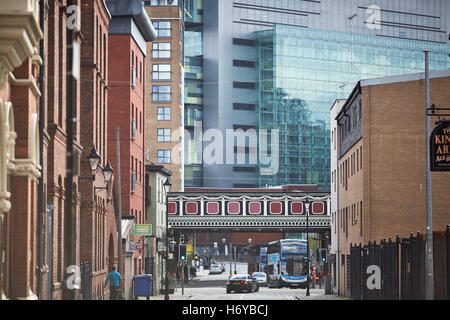 Salford Chapel Street Blick auf Brücke Manchester Salford Hauptbahnhof Ansicht Formular Salford Manchester Stadtzentrum landmar Stockfoto