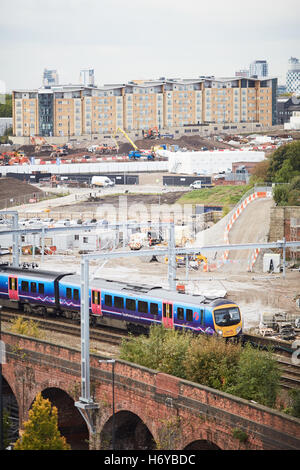 Trans-Pennine express Bahn lokale Ganzzug vorbei Middlewood sperrt Entwicklung komplexer chinesisches Geld Investitionen arbeiten vor Ort Stockfoto